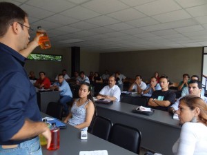 El químico Rodrigo González, de Investigación y Desarrollo de RECOPE expuso sobre las características físico químicas de los combustibles,