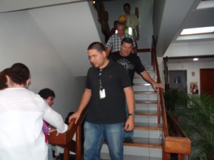 evacuación del edificio en práctica de terremoto