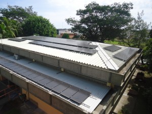 vista del techo del comedor donde se instalaron los paneles solares