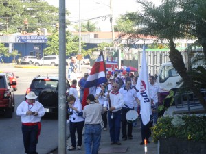 Desfile patrio con trabajadores de RECOPE