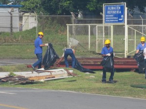 tarea de limpieza en refinería