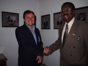 Dr. Franckin Chang saluda en su encuentro al Lic. Litleton Bolton
