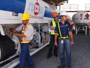 Funcionarios de ARESEP en inspección de obras de RECOPE