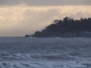 Oleaje y mal tiempo en Bahía de Moín