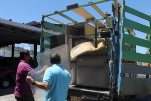 Material donado se trasladó en camión hasta Puntarenas