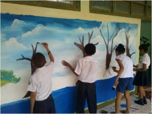Estudiantes en acción pintando el mural
