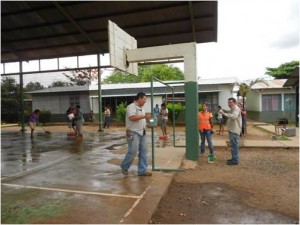 Trabajos de limpieza y pintura de los voluntarios en la escuela