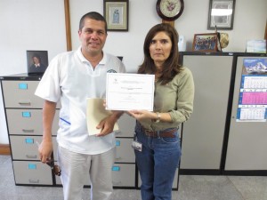 Marvin Padilla funcionario del Ministerio de Salud y la Ing. Gloria Gamboa Acuña, Directora de Operaciones