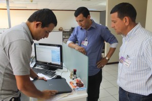 Entrega de computadora portátil a personal de Esc. Julia Fernández