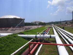 Tuberías y tanques plantel de Refinería