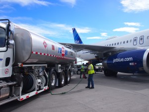 Carga de avion al pie del ala