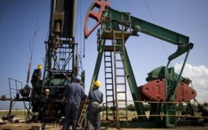 Trabajadores en campo petrolero