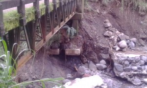 Puente socavado que obstaculiza el paso