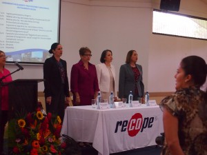 Primera Dama en acto de oficialización del Reglamento