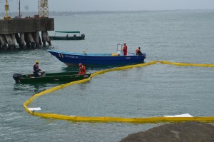Colocación de barreras de contención en el mar