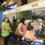 Visita de usuarios al puesto informativo de RECOPE