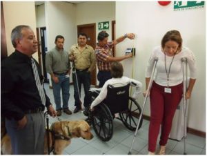 Imagen de personal con pruebas accesibilidad en el Edificio Hernán Garrón