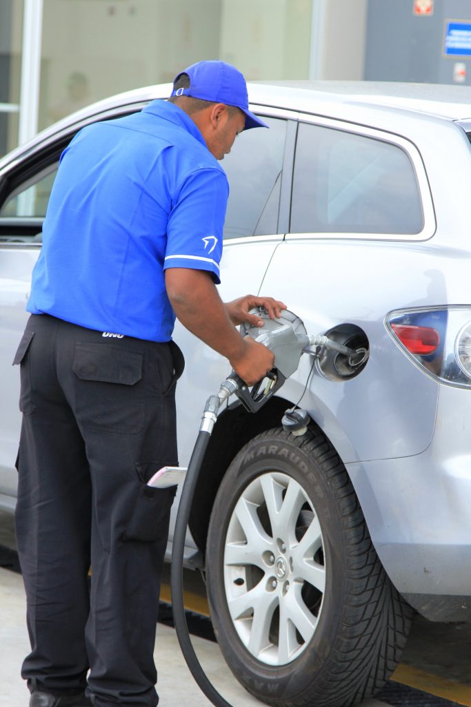 imagen muestra persona dispensando combustible