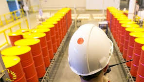 Imagen de estañones dentro de un edificio industrial