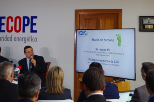 Roberto Coto, Director de Aseguramiento de la Calidad explicó los beneficios, como la reducción de las emisiones de CO2 en hasta 14 kilogramos menos por cada tanque de combustible lleno. 