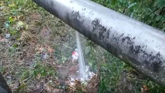 Imagen que muestra daños en el poliducto ocasionado por actos vandálicos ocasionando derrames de combustible