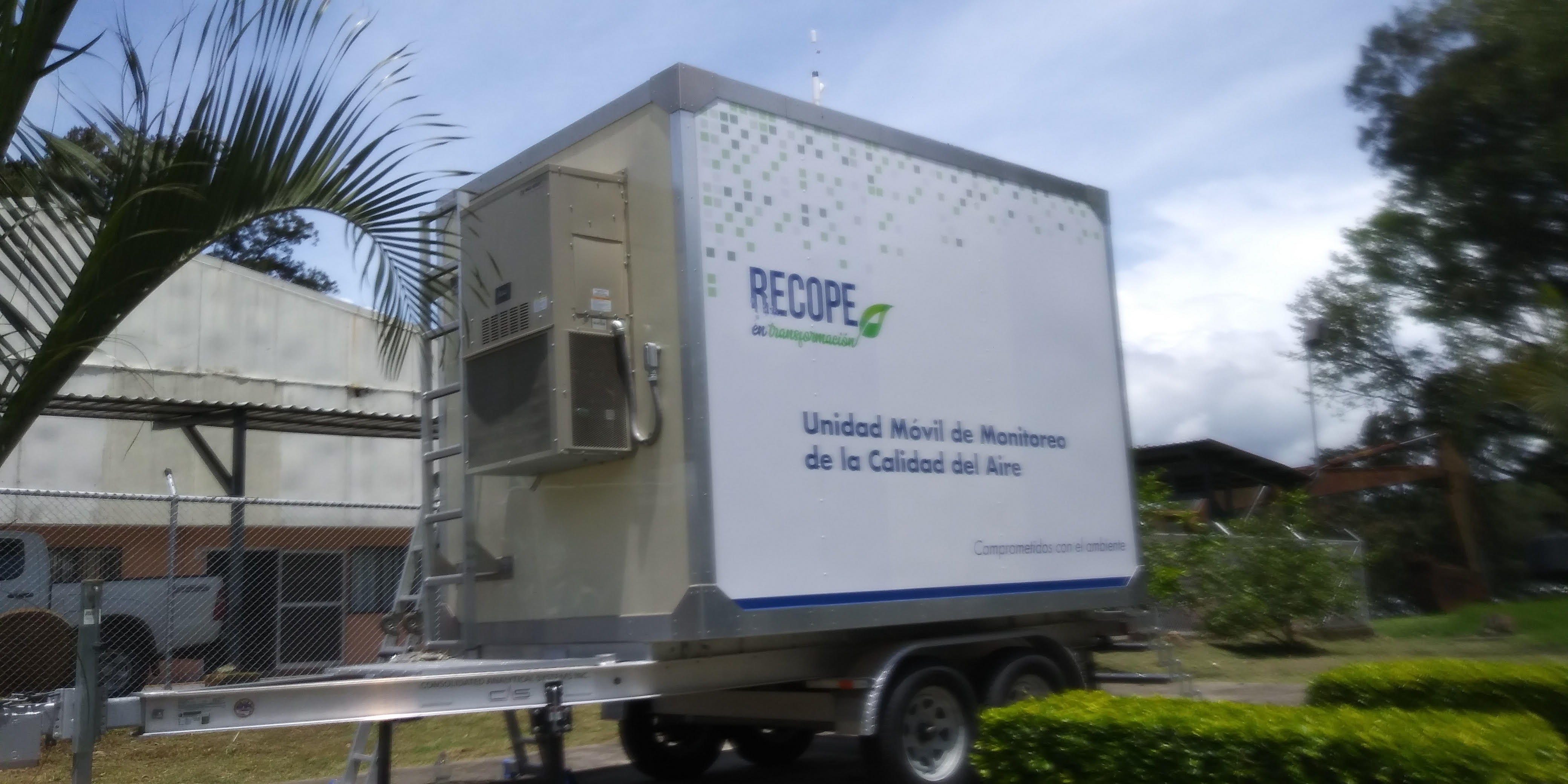 El año pasado RECOPE aporto una moderna unidad con equipos para efectuar en tiempo real y de manera automática, la medición de contaminantes críticos para la salud y el ambiente.