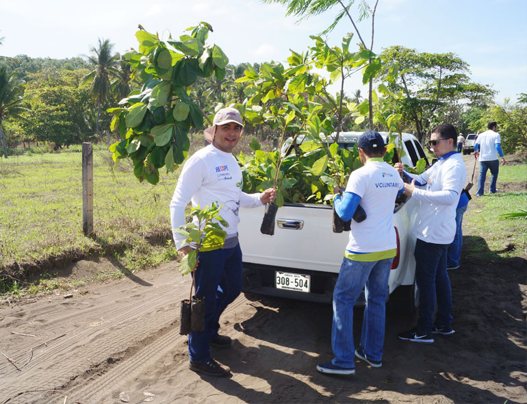 Bandera Azul Ecológica en 11 centros de trabajo RECOPE