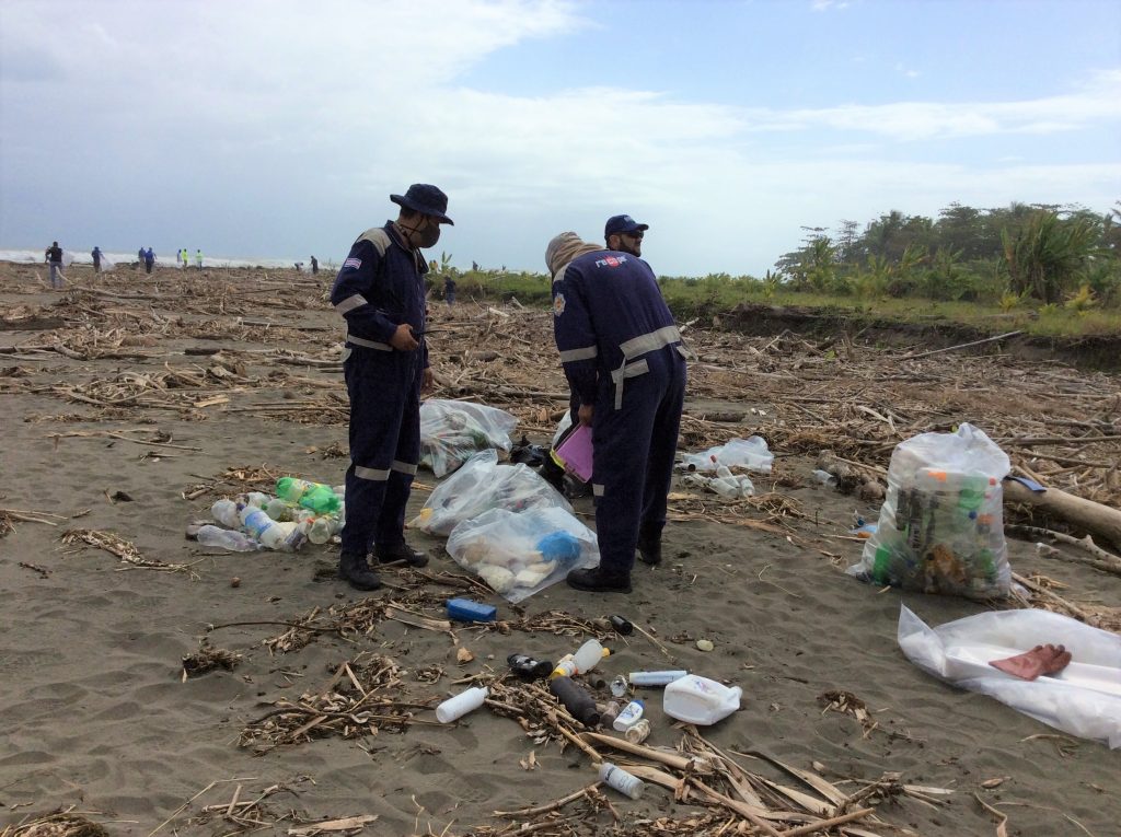 Personal de RECOPE de la Terminal Moín, como parte del Programa Bandera Azul Ecológica (PBAE), participó el pasado 26 de enero en la limpieza de Playa Matina en la provincia de Limón.