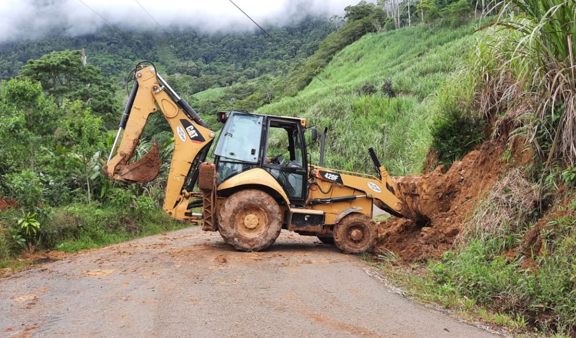 Imagen que muestra tractor trabajando en zona de Turrialba