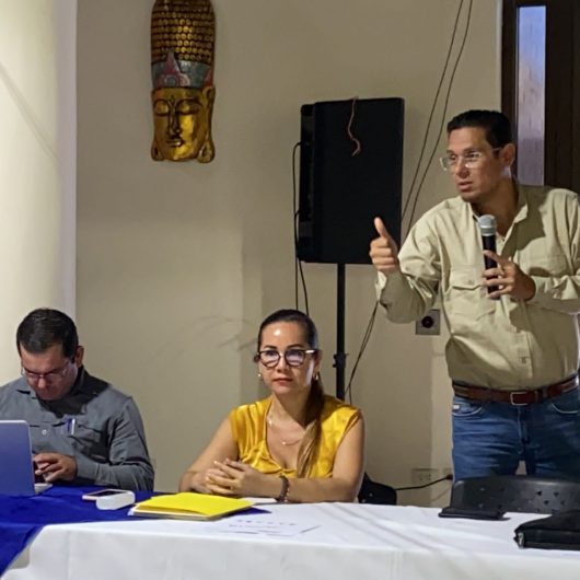 Imagen que muestra al Presidente RECOPE en reunión con diputados, allcaldes y regidores de la provincia de Limón