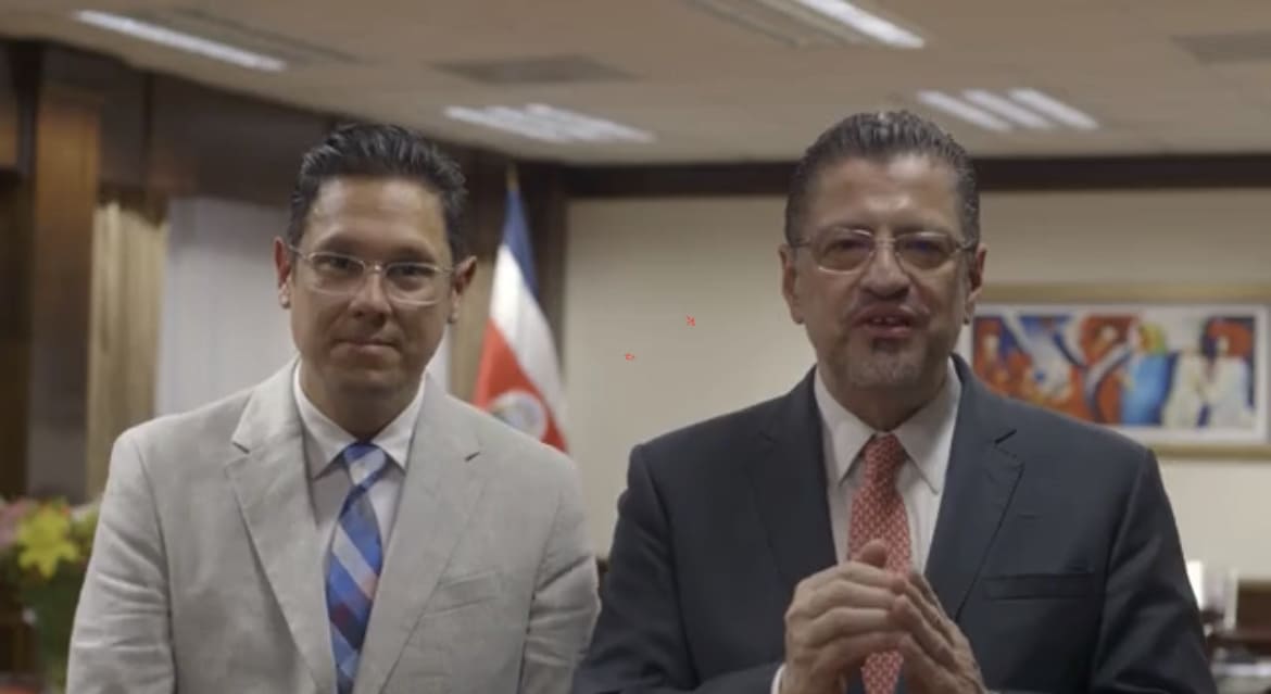 Imagen que muestra al Presidente de la Replica Rodrigo Chaves junto al Presidente de Recope Juan Manuel Quesada