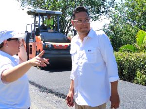 Inspección obra de asfaltado en Parrita