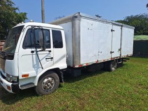 Un camión interceptado al salir de una propiedad en Siquirres llevaba siete tanquetas y dos estañones con diésel robado.