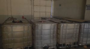 Dentro de la propiedad se encontraron cinco tanquetas llenas de diésel, dos tanquetas vacías y cuatro pichingas con gasolina.