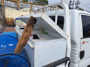 En Juan Viñas, el personal de Recope localizó dos camiones abandonados. En uno de ellos, se encontraron 1.000 litros de combustible distribuidos en estañones, pichingas y un compartimento secreto.