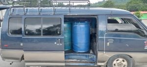 Un microbús fue localizado en Limón con ocho estañones de combustible.