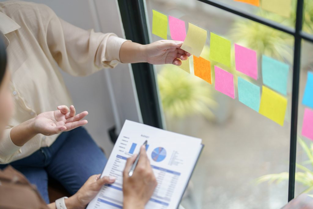 Personas desarrollando una estrategia