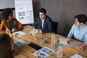 Personas en una mesa de trabajo