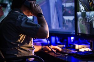 Persona atendiendo llamadas al 1002