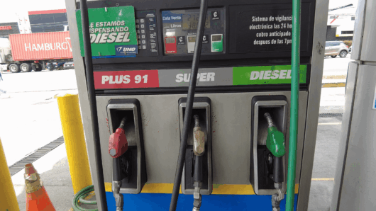 Dispensador de combustible en Estación de Servicios