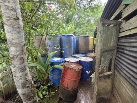 Estañones con combustible decomisado en Limón