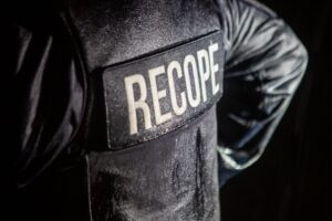 Persona de espalda con uniforme seguridad Recope