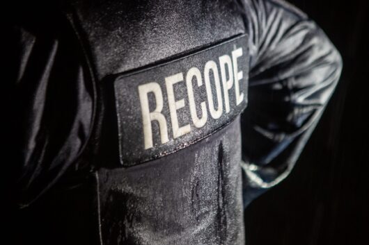 Persona de espalda con uniforme seguridad Recope