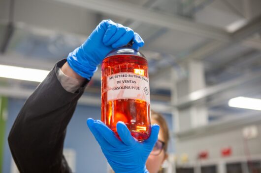 Muestra de rutina diaria de gasolina Plus 91 en frasco de vidrio