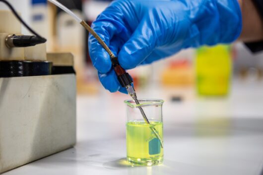 Persona de laboratorio haciendo muestreo de gasolina Plus 91